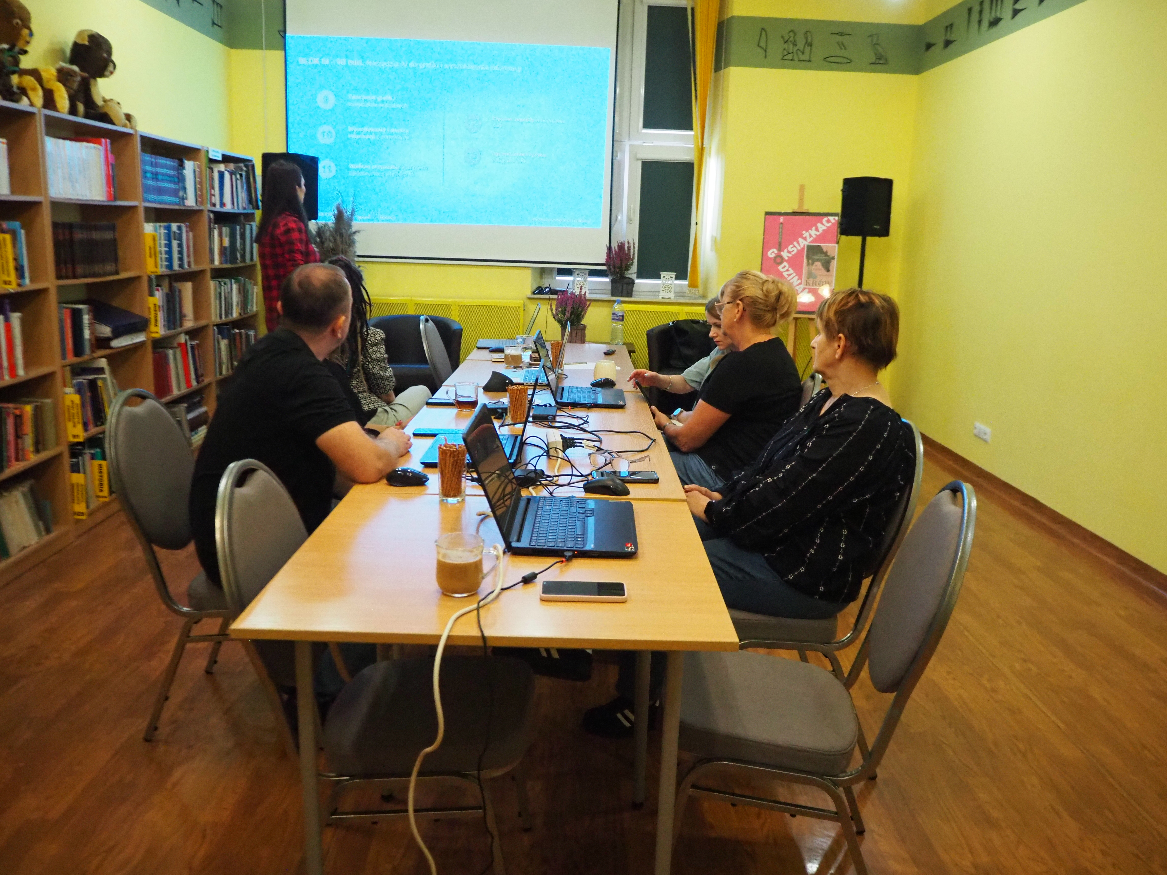 Szkolenie dla bibliotekarzy „Sztuczna inteligencja w bibliotece – praktyczny warsztat bezpłatnych narzędzi AI” 