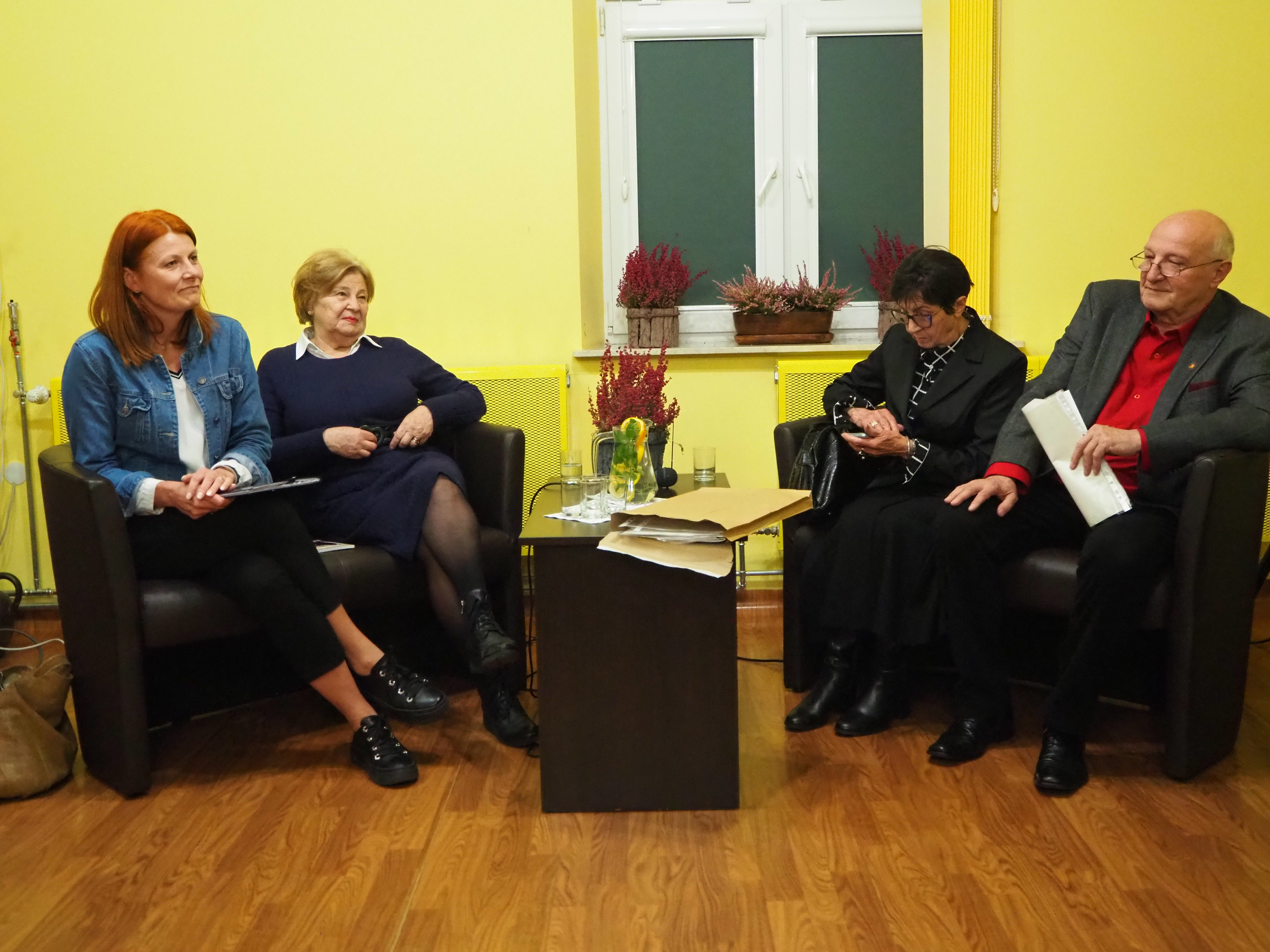 "Wernisaż wystawy "Kresowe wspomnienia cz.2" z udziałem członków Towarzystwa Miłosników Lwowa i Kresów Południowo- Wschodnich oddział Lubaczów