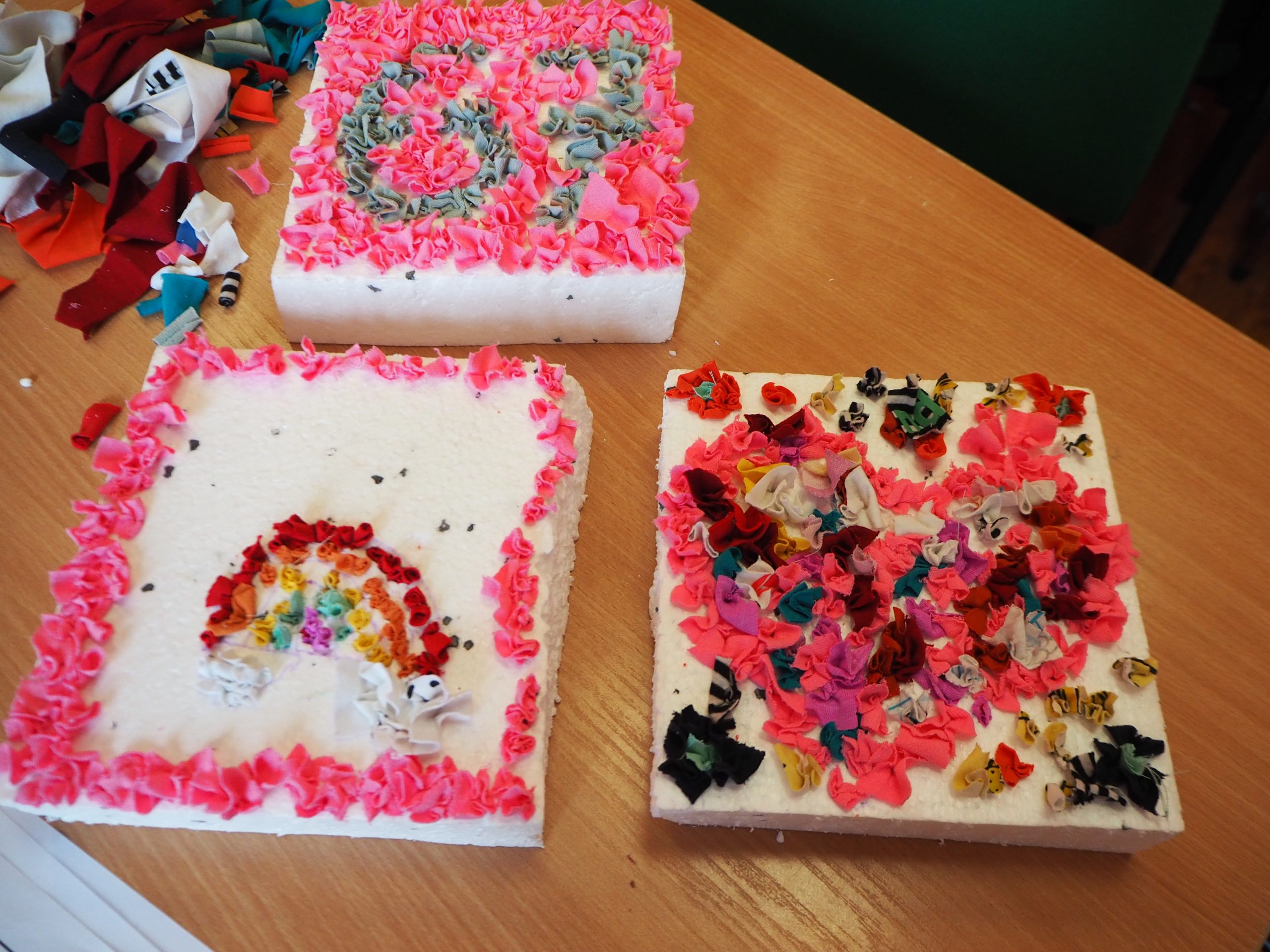 Wakacyjne warsztaty w Pracowni Orange – obrazy z tkanin