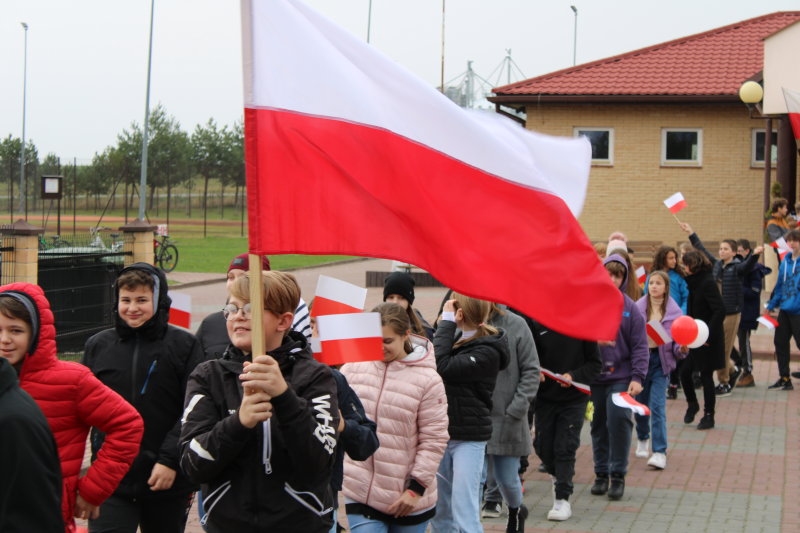 Szkoła do hymnu.