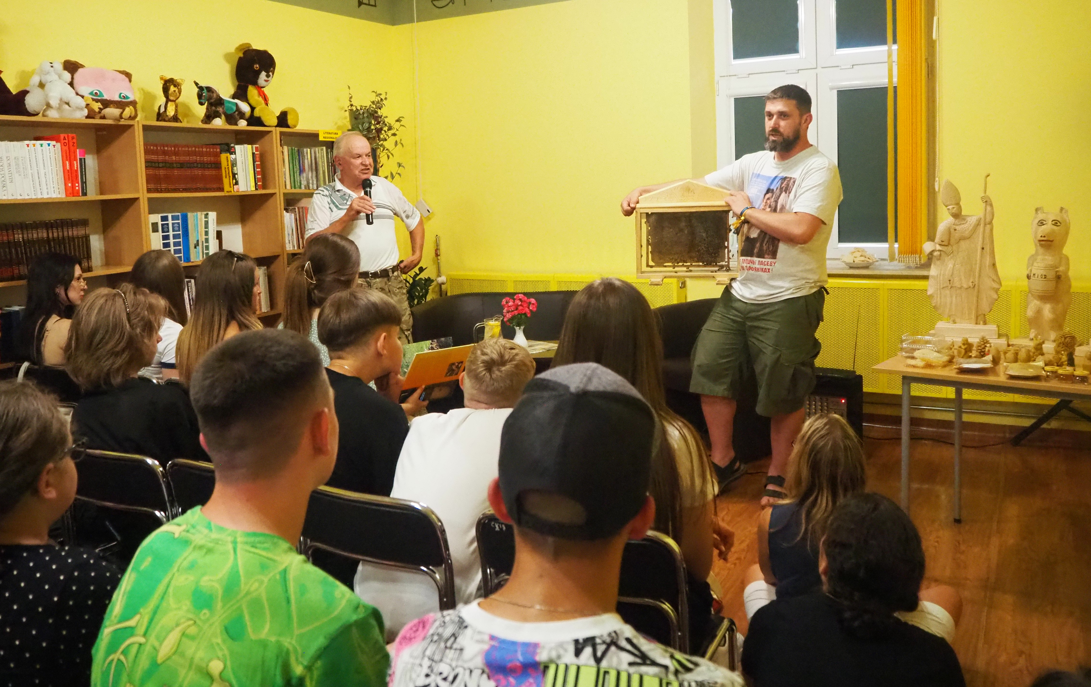 Obóz językowy Summer Camp Cieszanów na zajęciach w bibliotece