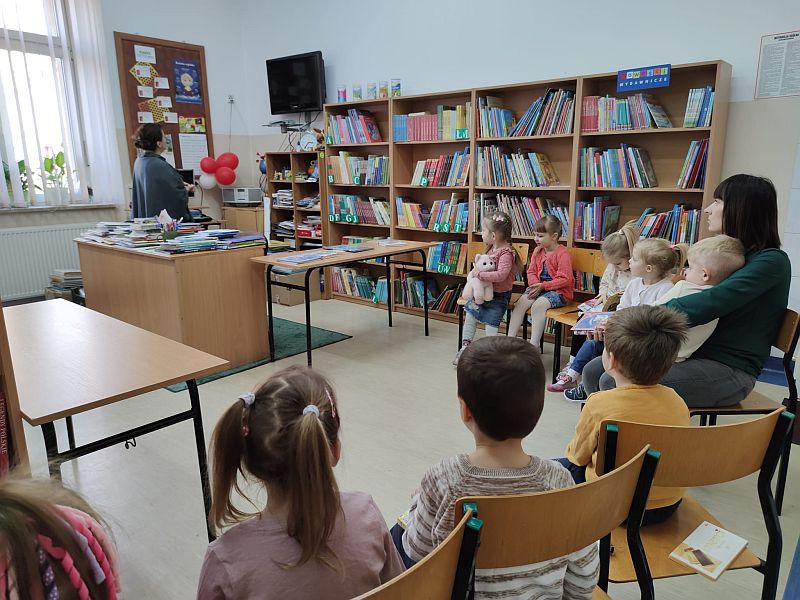 Maluchy w bibliotece.