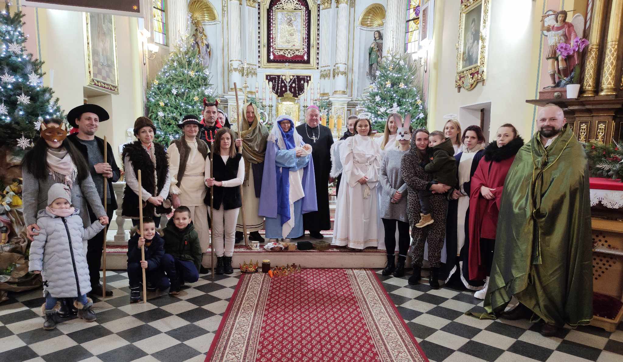 Rodzice z Jasełkami w kościele parafialnym.